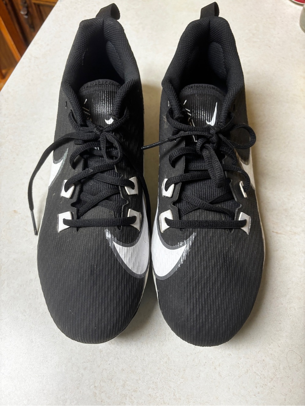 ⬇️Men’s size 11 Nike Black and White football cleats